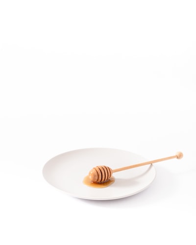 空盘子上的蜂蜜勺